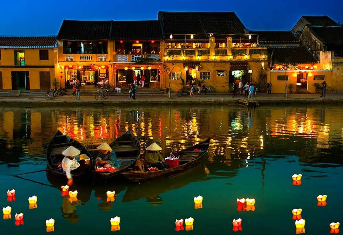 Phố cổ lên đèn sặc sỡ sắc màu