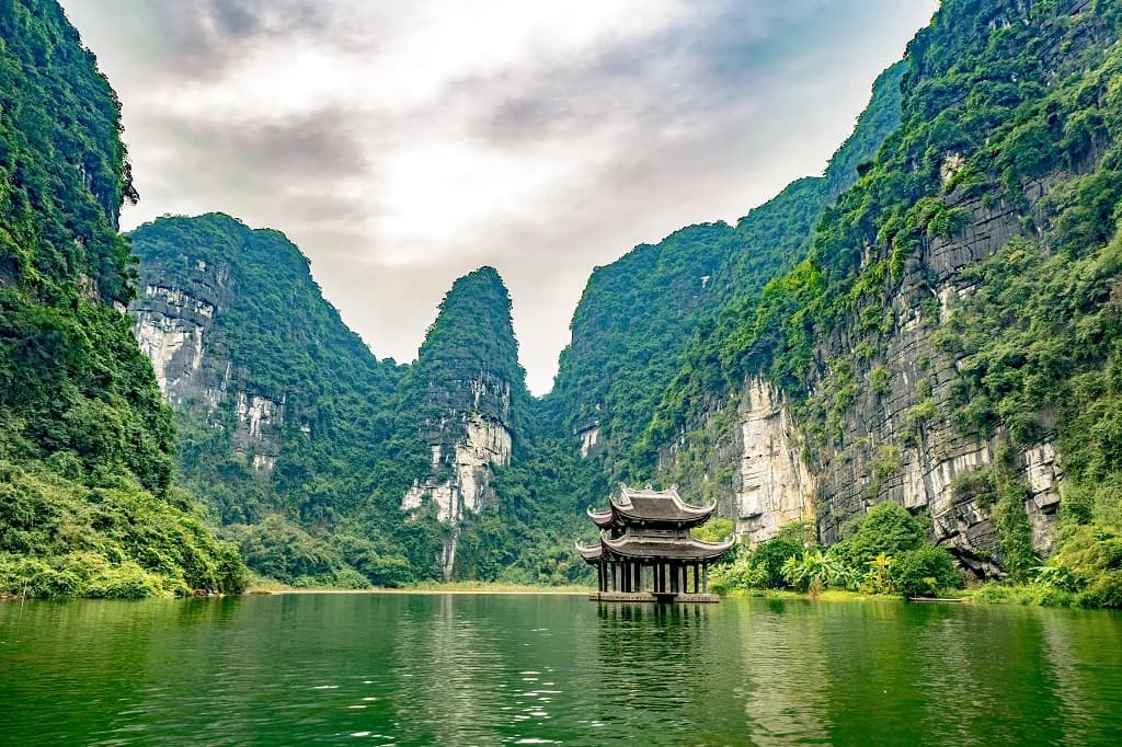 Cảnh quan hồ và núi hùng vĩ